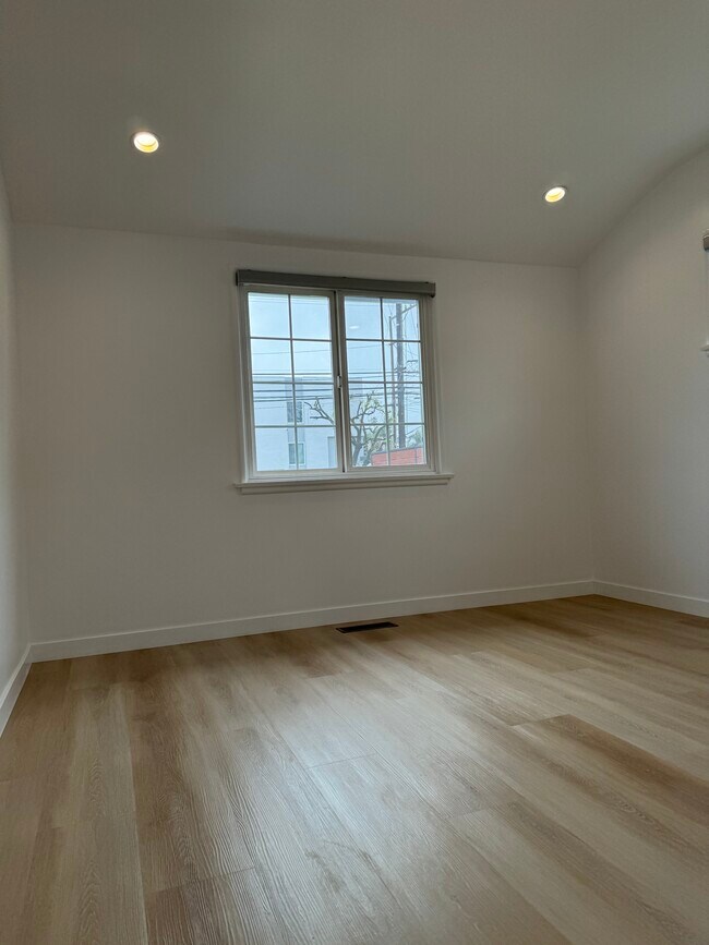 Building Photo - 22051 Vanowen St