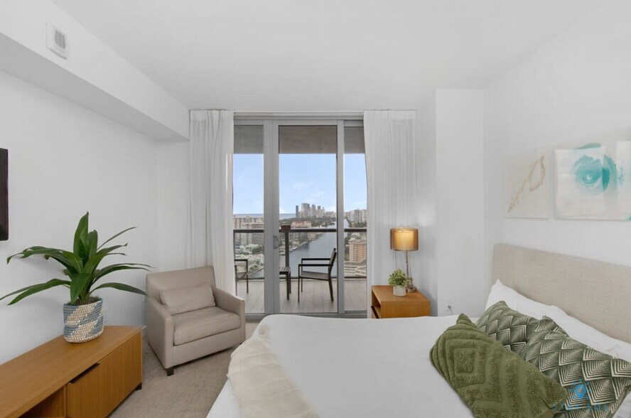 Building Photo - 2602 E Hallandale Beach Blvd