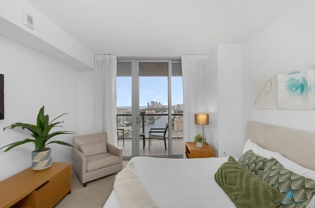 Building Photo - 2602 E Hallandale Beach Blvd