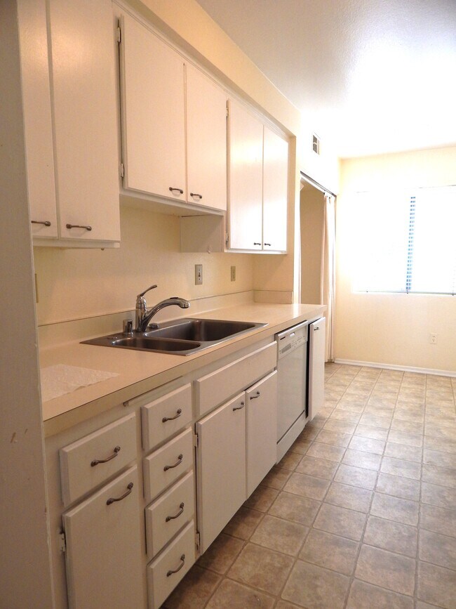 Kitchen - 584 W Huntington Dr