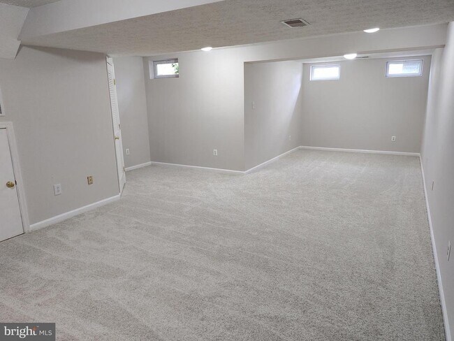 Building Photo - 5032 Finsbury Rd