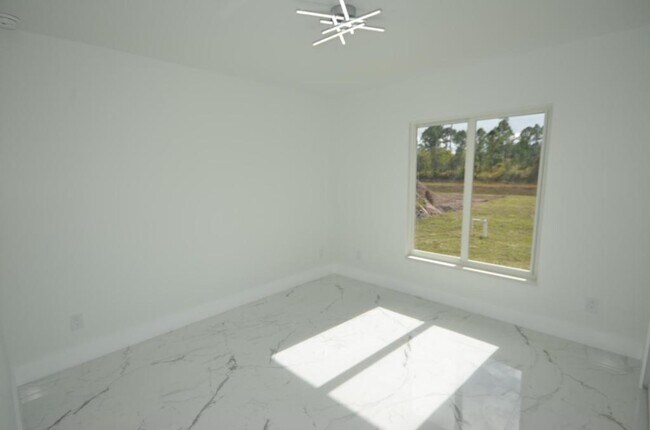 Building Photo - 1132 Edelweiss St E