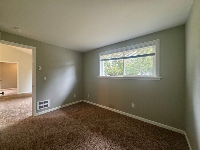 Building Photo - 2 Week Move In Special - 3 Bedroom, 2 Bath...