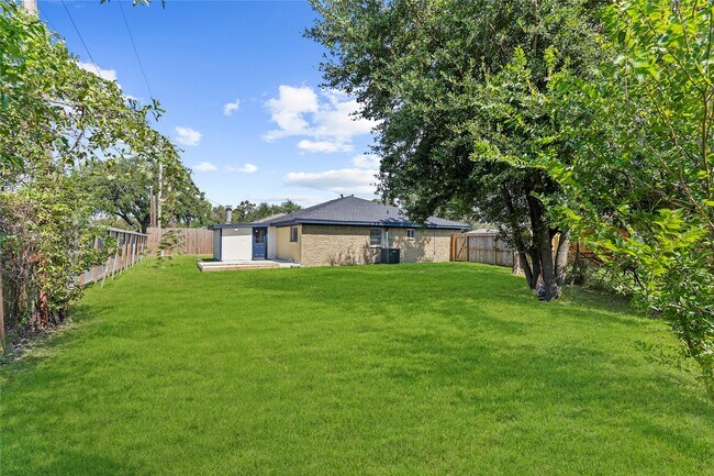 Building Photo - 2325 15th Ave N