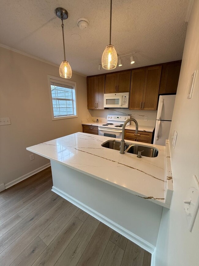 Building Photo - Long Term Rental - Smoke Rise Townhouse - ...