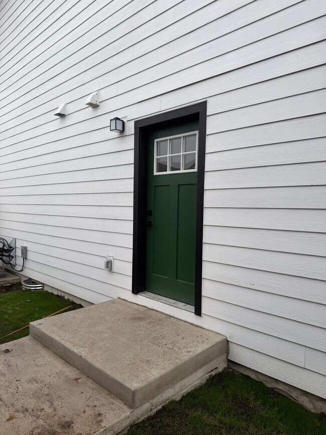 Building Photo - Brand new 3 bedroom 3 full bath townhouse in Thurston!