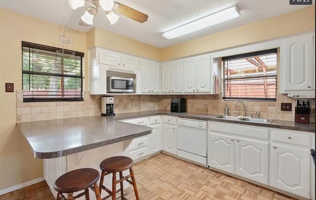 Building Photo - 1512 Woodcreek Dr