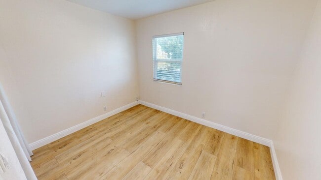 Building Photo - Charming 2 bed, 1.5 bath home with views of Downtown!