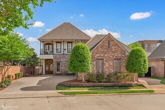 Building Photo - Oak Alley Neighborhood!