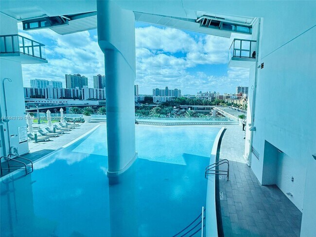 Building Photo - 17121 Collins Ave