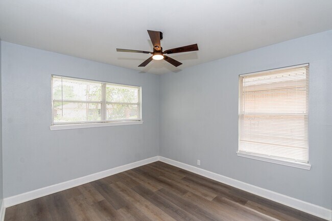 Building Photo - 5429 De Lange Ln