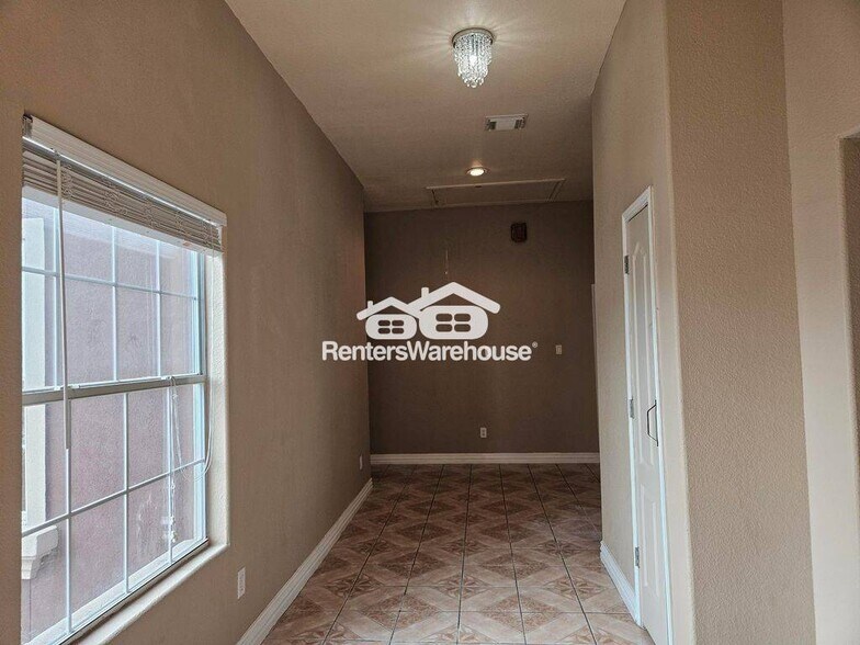 Building Photo - 5027 Creekmont Dr