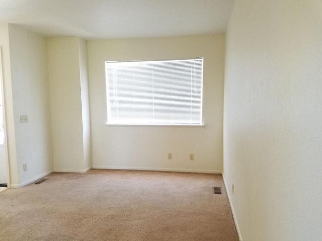 Building Photo - 2 Bed 1.5 Bath Townhouse End Unit in North Central Loveland - Water/Sewer/Trash Included in Rent!