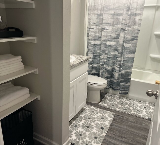 Building Photo - 713 Correns Ln