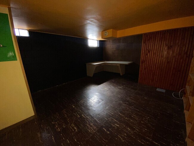 Building Photo - Private Charming Home!