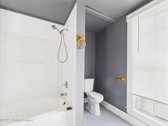 Building Photo - 1919 Center St