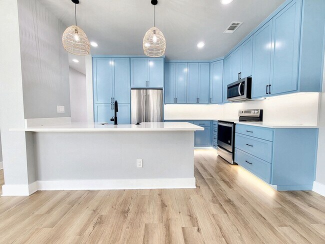 Building Photo - Sophisticated 3/BR 2.5/BS Home in Point Ve...