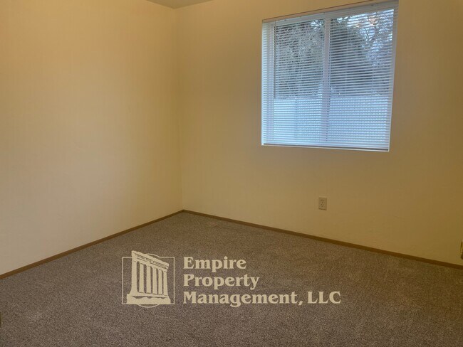 Building Photo - 355 Maple St