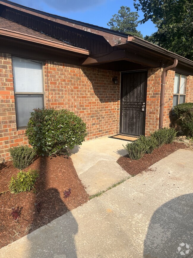 Building Photo - 8424 Warren Dr