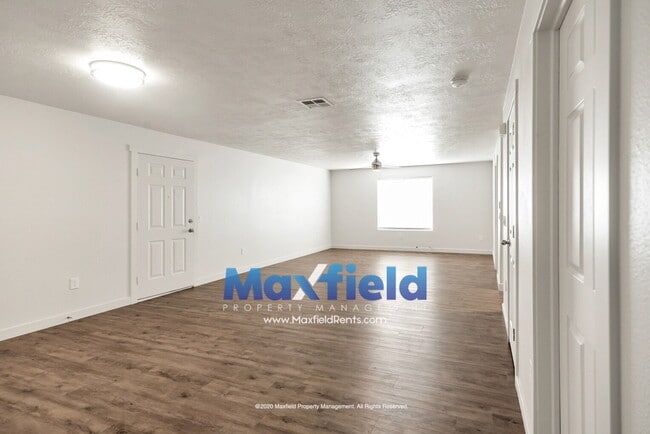 Building Photo - Pet Friendly Main Floor 3BD 2BA 2GA Unit Near Costco and High School