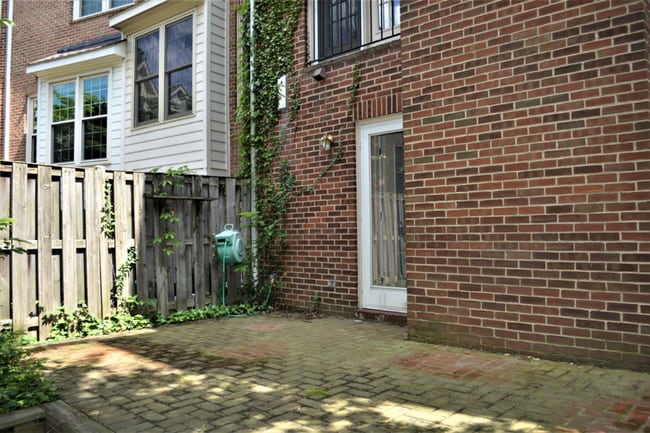 Building Photo - Large Townhouse 3 Bedroom 2 Full Baths and...