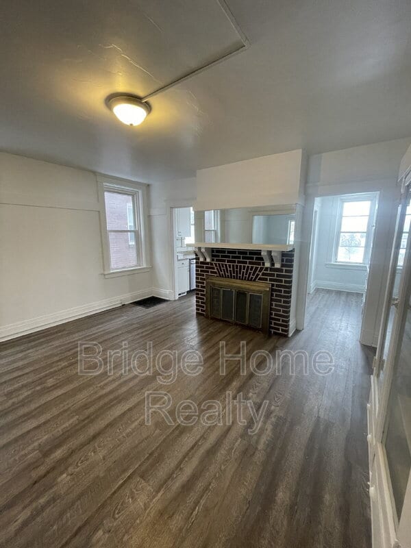 Building Photo - 136 S Spring Ave