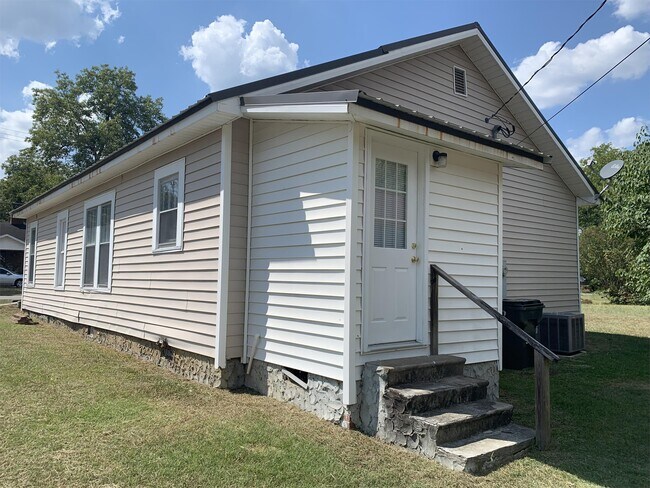 Building Photo - 113 Maple St