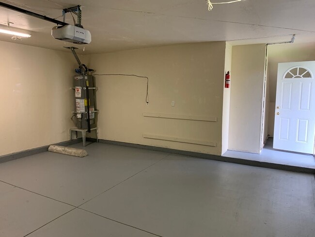 Building Photo - Super clean and move-in ready 3 Bedroom, 2 Bath!!