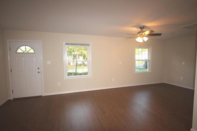 Building Photo - 605 W Maple Ave