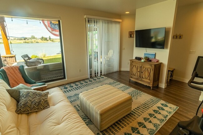 Building Photo - Jones - Fully Furnished Condo on the River Available Mid Sept - Mid May Only