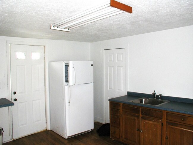 Building Photo - Cozy 1-Bedroom, 1 Bath in Cedarville, NJ.