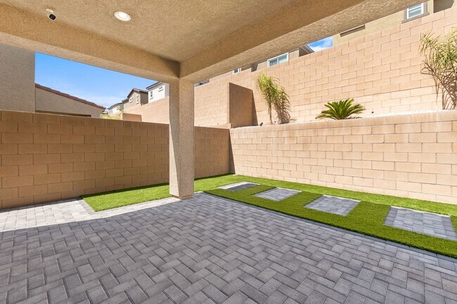 Building Photo - Stunning 3 Bedroom Home with SOLAR in Skye...