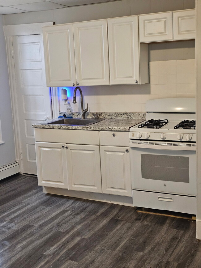 Building Photo - Central St