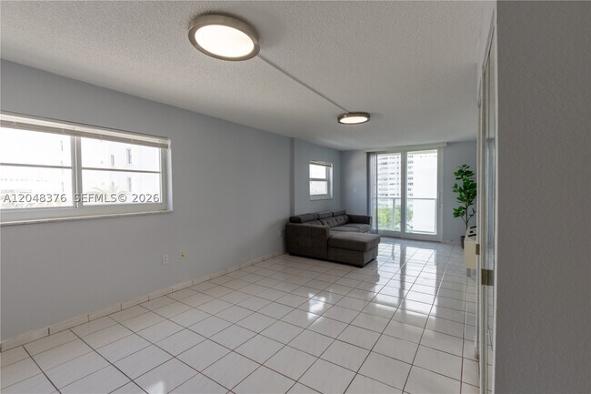 Building Photo - 1750 James 7L
