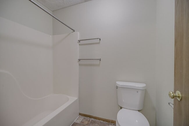 Building Photo - 5 bedroom 2 Bathroom 4 level townhome