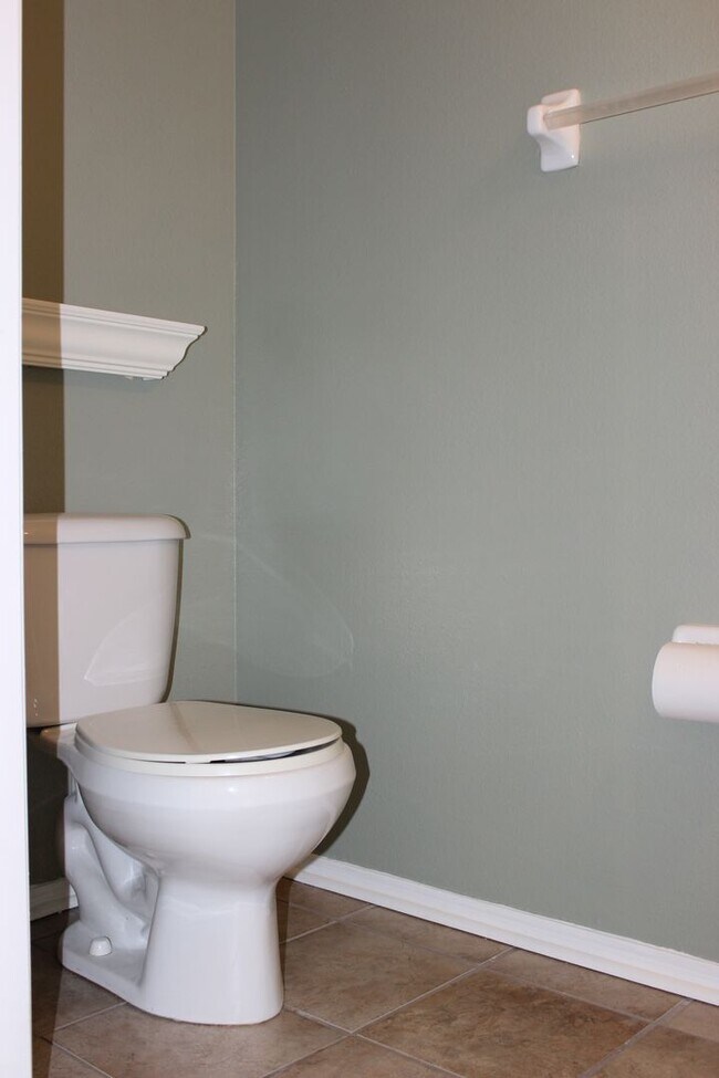 Building Photo - Beautiful 2 Bedroom, 2.5 Bath Townhome in Private Gated Community Of Hunter's Key In New Tampa