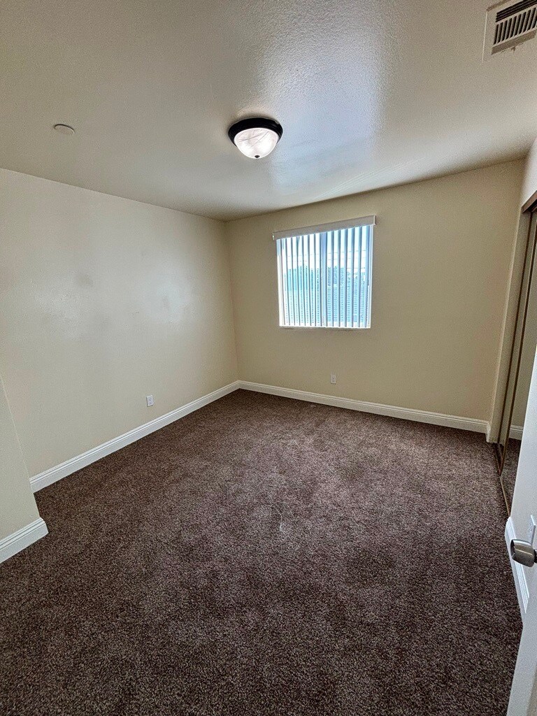 Building Photo - 324 W 77th St