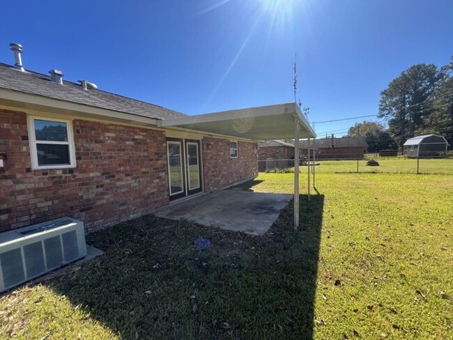 Building Photo - Beautiful 3-Bedroom, 1.5-Bath Home in Bake...