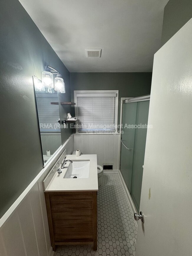 Building Photo - 1122 Maple Dr