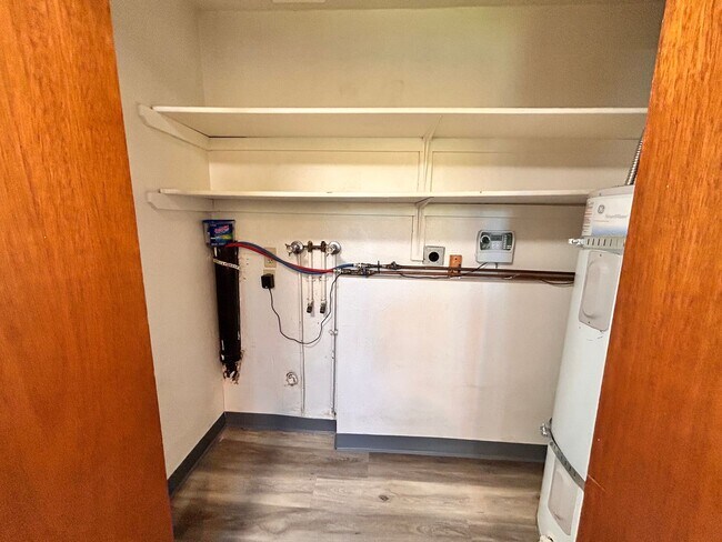 Building Photo - Spacious 2 Bed, 1 Bath on South Hill!