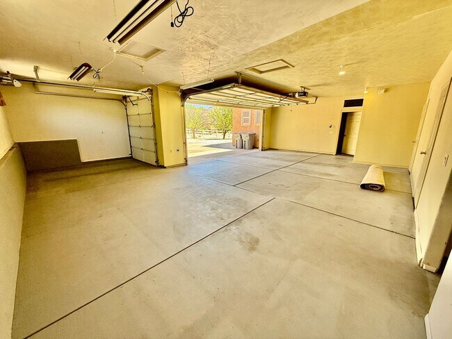 Building Photo - VIEWS in Toquerville Four Bedroom