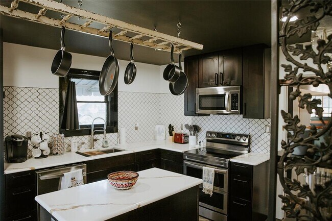 Building Photo - 604 W Pecan Dr