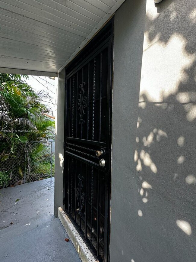 Building Photo - 2734 SW 30th Ct