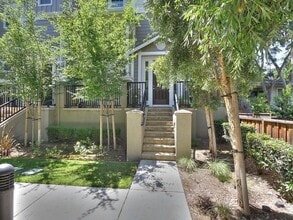 Building Photo - Pleasanton  Vineyard Downtown 3+office/2.5ba w/2 car garage!