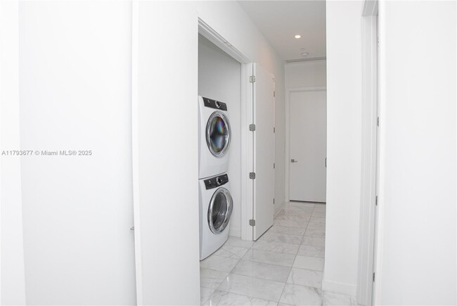 Building Photo - 2821 S Bayshore Dr