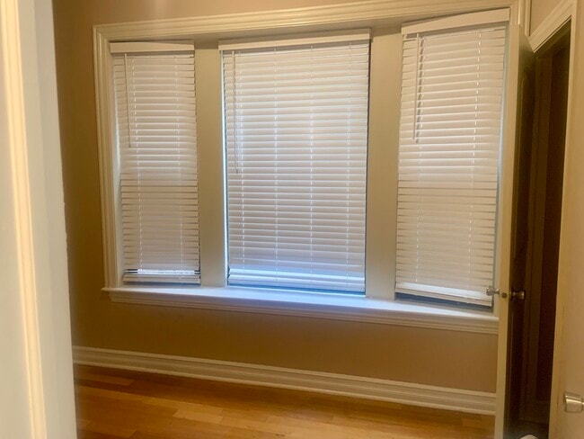 Building Photo - 1363 E 64th St