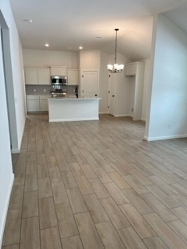 Building Photo - Captivating New Home!
