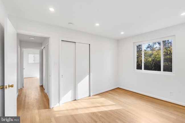 Building Photo - 618 19th St S