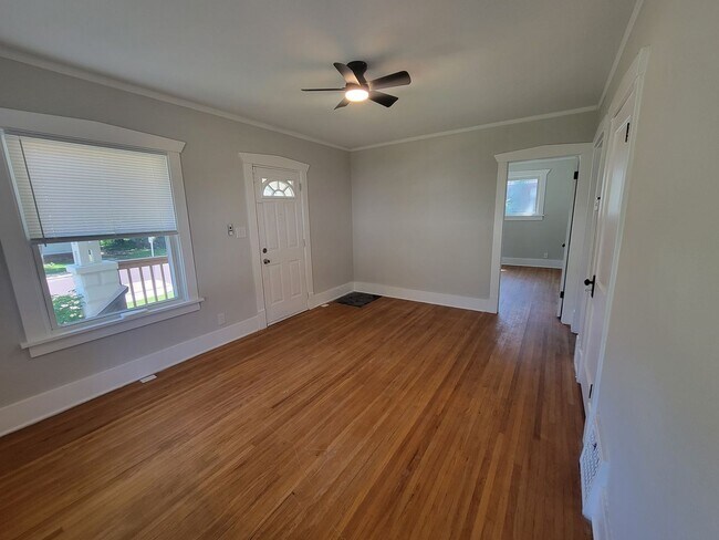 Building Photo - 2 Bedroom, 1 Bath Home - Now Available for Rent!