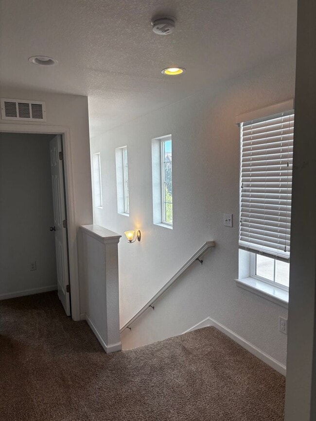 Building Photo - Available now 3bd 3.5 ba .Town home for rent located near Buckley AFB between Smokey hill and Qui...